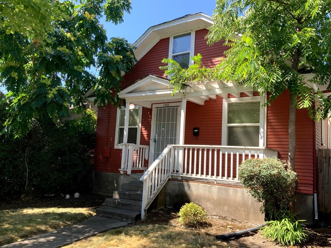3 Bedroom Home Close to UO - 3 Bedroom Home Close to UO