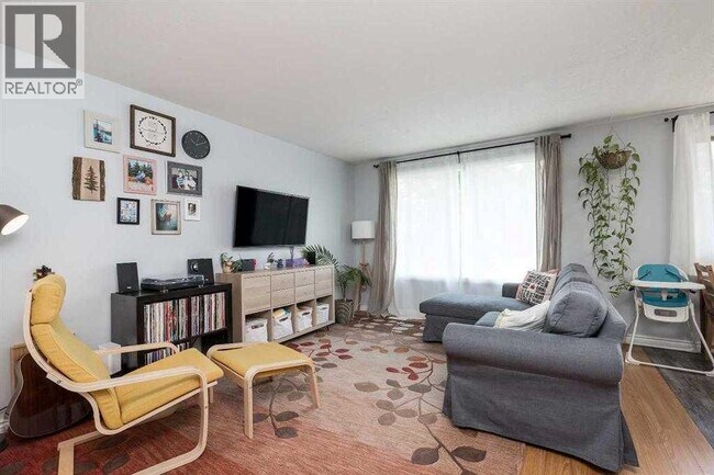 Photo - 93 Simon Fraser Blvd W