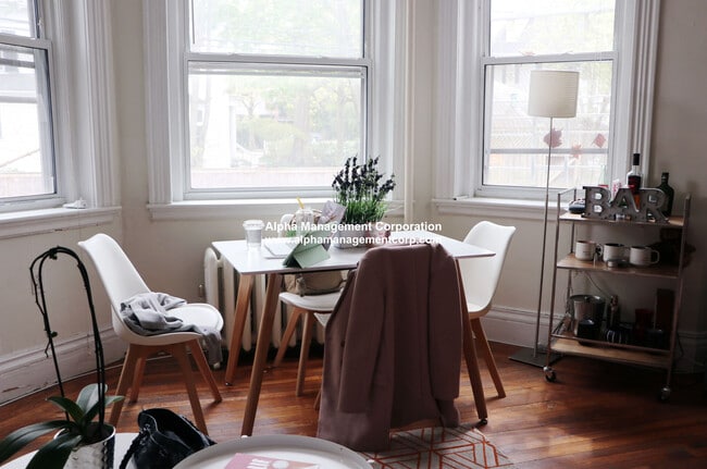 Building Photo - 18 Euston St Unit 2