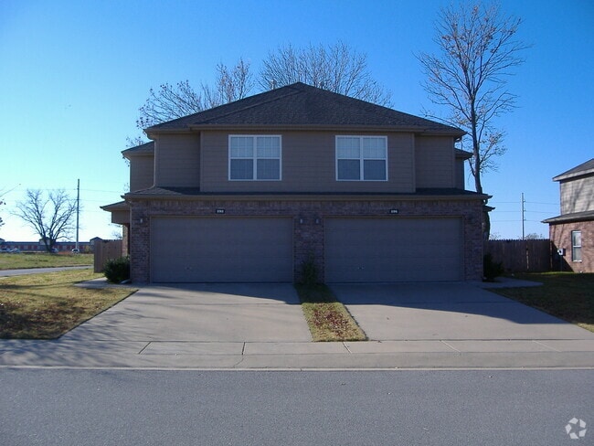 Building Photo - ***898 Oakwood*** Rental