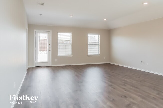 Photo - 807 Community Way