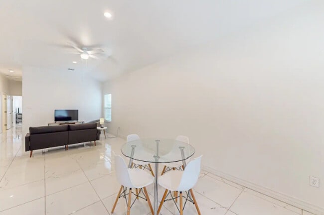 Photo - 702 5th St Unidad ID1268425P