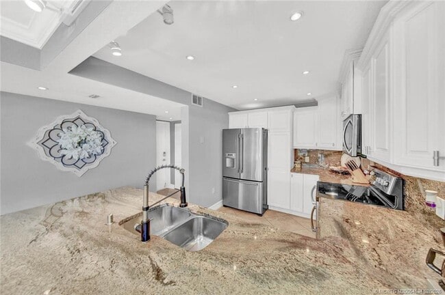 Building Photo - 10680 S Ocean Dr Unit 1