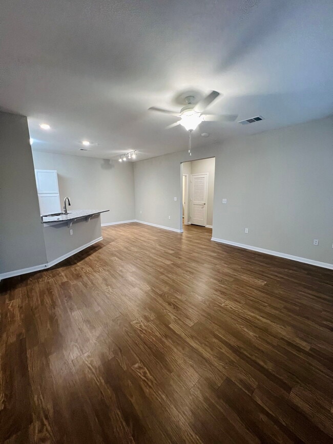 Building Photo - 400 Willow Grv Wy Unit 1011 Rental