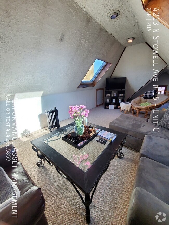 Building Photo - Cozy 2BD/1.5BA Shorewood Triplex Unit C Rental