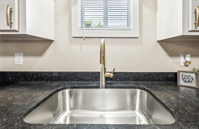 Photo - 306 Short St