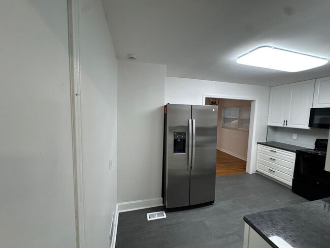 Photo - 4 bedroom 2.5 bath house with large yard!!