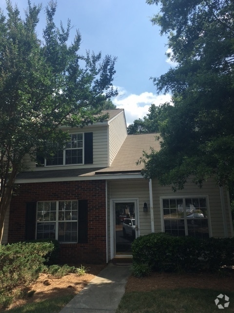 Building Photo - Townhome in University Area; Master on Main!