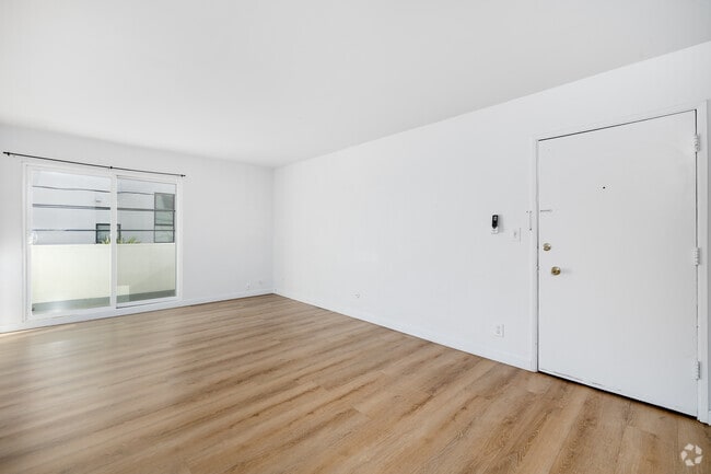 2BD, 2BA - 900SF - Living Room