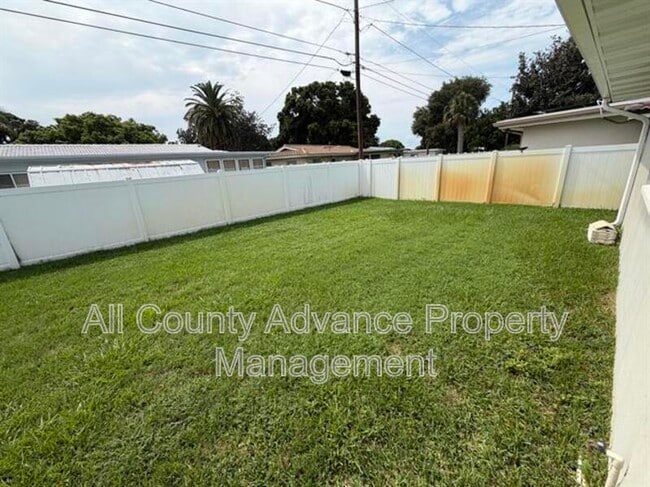 Photo - 2320 Surrey Ln