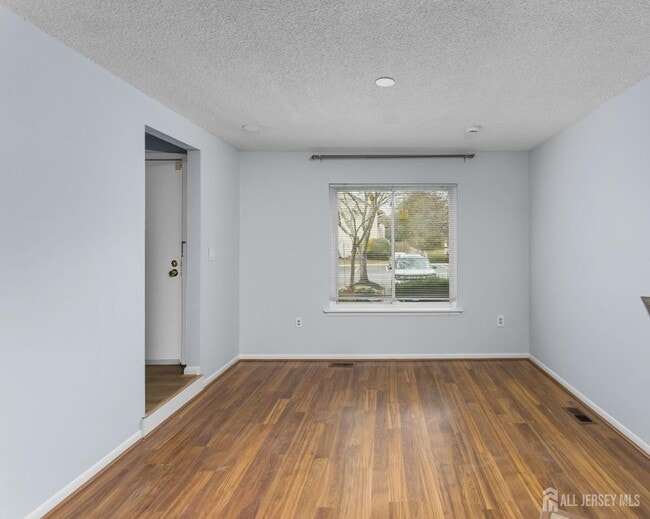 Photo - 113 Thoreau Dr