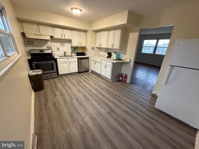 Building Photo - 209 Narberth Ave Unit B