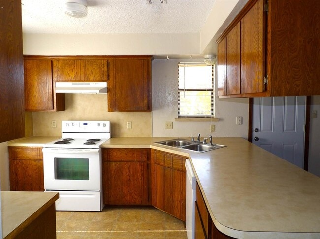 Photo - 813 SW Chaucer Dr