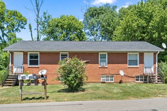 Building Photo - 427 Circle Dr Unit D
