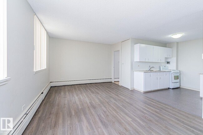 Photo - 8510-8111 111 St NW