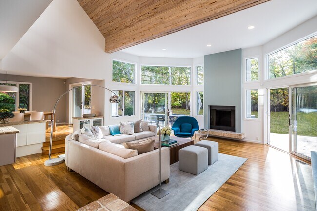 Photo - 108 Neck Path