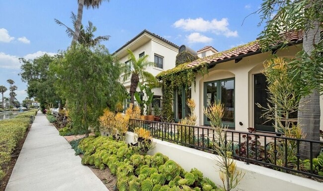 Photo - 416 Carroll Canal