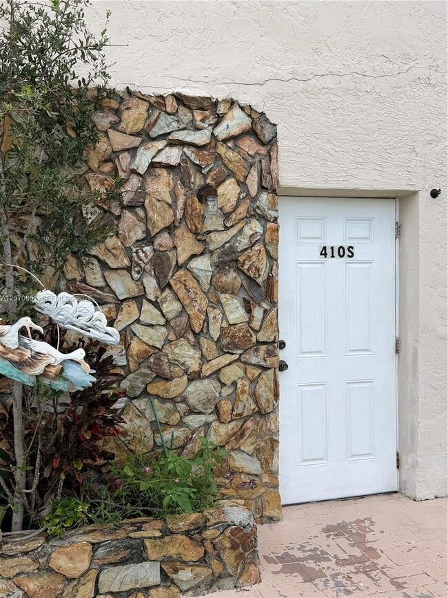 Building Photo - 410 N 58th Ave Unit S