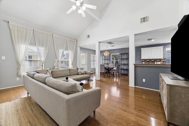 Photo - 1421 W 26th St