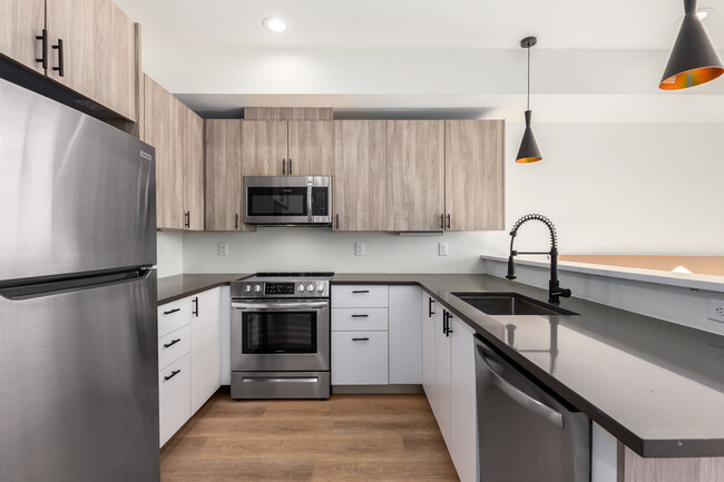 Building Photo - 1330 Sheridan Blvd Rental