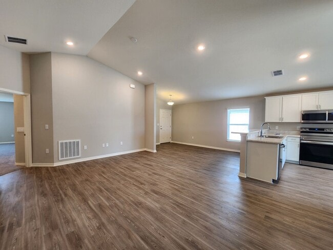 Photo - LIKE NEW!!! 4-Bedroom, 2-Bathroom in Villamar Winter Haven