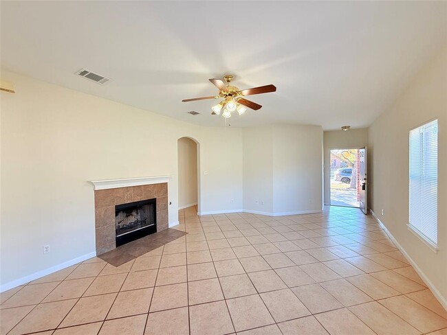 Photo - 702 Estancia Way