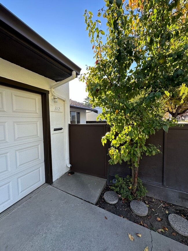 Photo - 312 N Riverside Dr