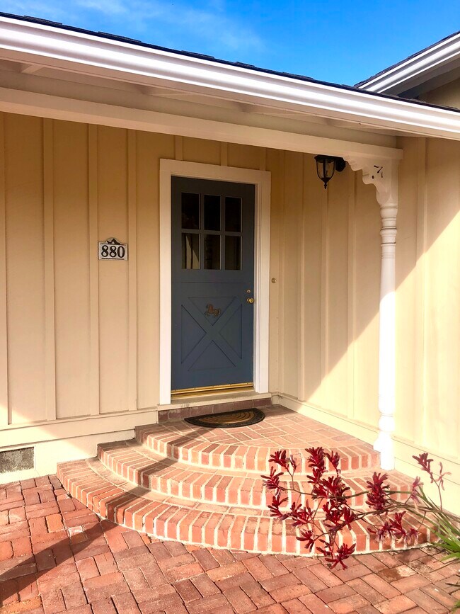 Front entrance - 880 Cambridge Dr