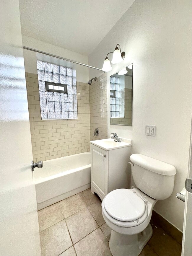 4031 Kenmore Sample 4 - May 10 - 4031 N Kenmore Apartments