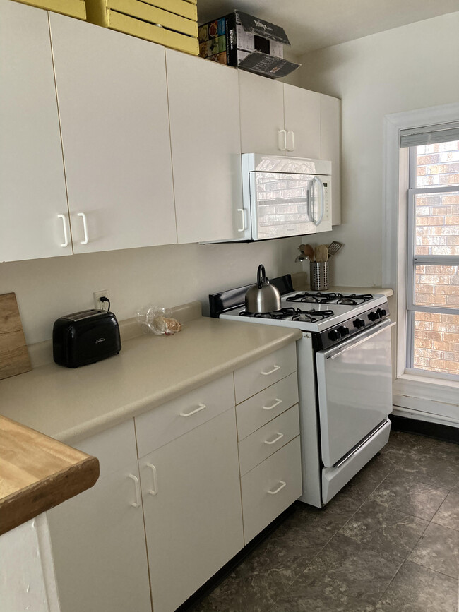 Spacious Kitchen - 423 W Doty St Apartments Unit 3