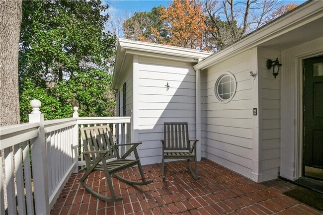 Photo - 753 Woodward Way NW