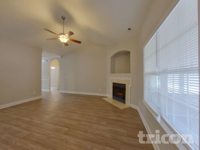 Photo - 2304 Larkspur Ln