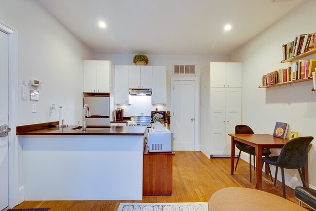 Building Photo - 652 Massachusetts Ave Unit 2