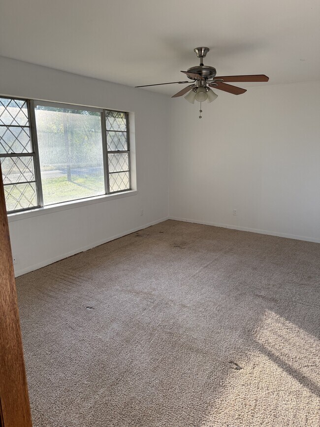 Photo - 915 N Spring St