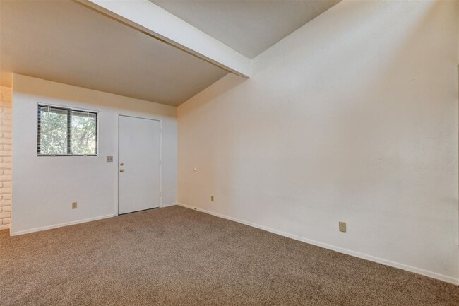 564 1st St Unit B