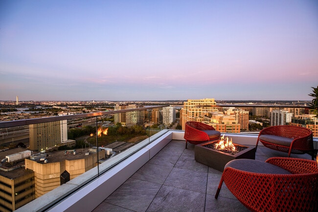 Outdoor Fire Pit and Lounge