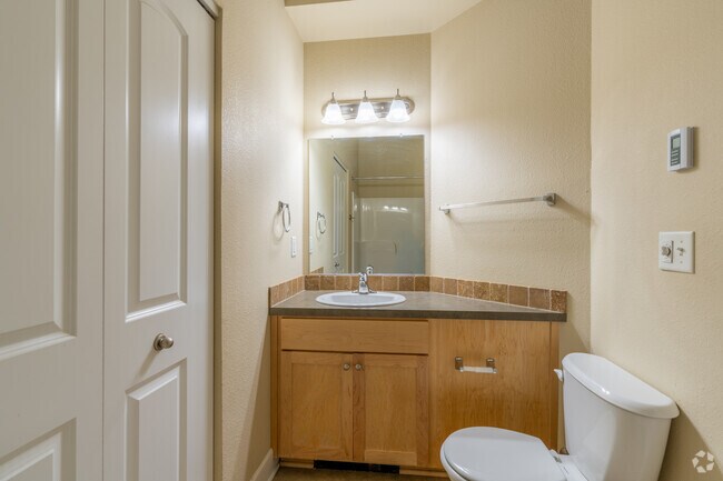 4BR, 3BA - 1,472SF - Primary Bathroom
