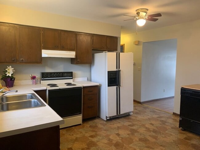 Photo - 822 Dwight St