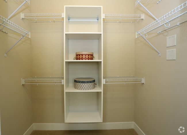 Walk-in Closet - LightHorse 4041