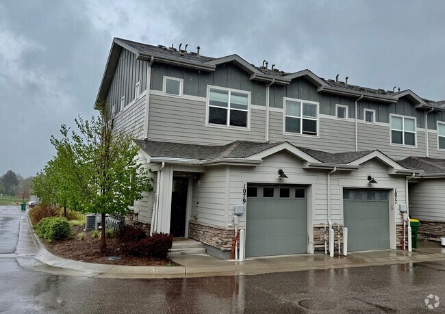 Building Photo - Wonderful End Unit 2 Bed/2.5 Bath Townhome...