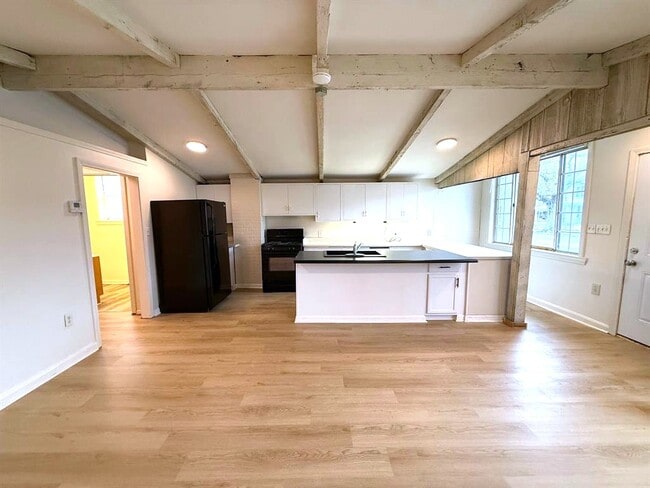 Building Photo - 551 E 12th St Unit 549