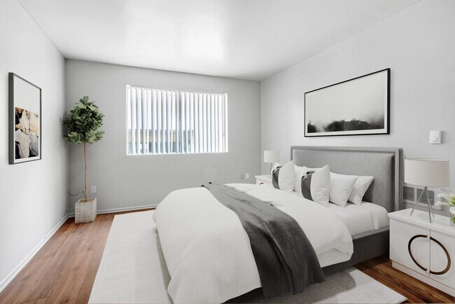 Photo - Sherman Plaza Apartments