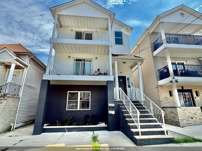 Building Photo - 264 Custer Ave Unit 2