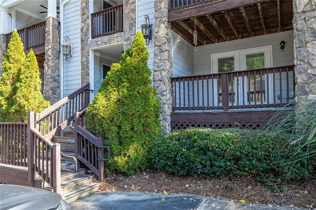 Building Photo - 402 Madison Ln S E Unit 402