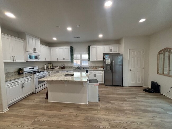 Photo - Beautiful New 4-Bedroom Home for Rent – Mo...