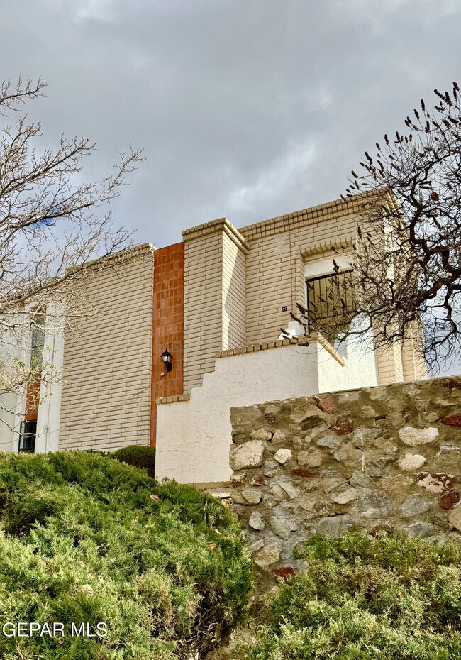 Building Photo - 6201 Escondido Dr Unit 3C