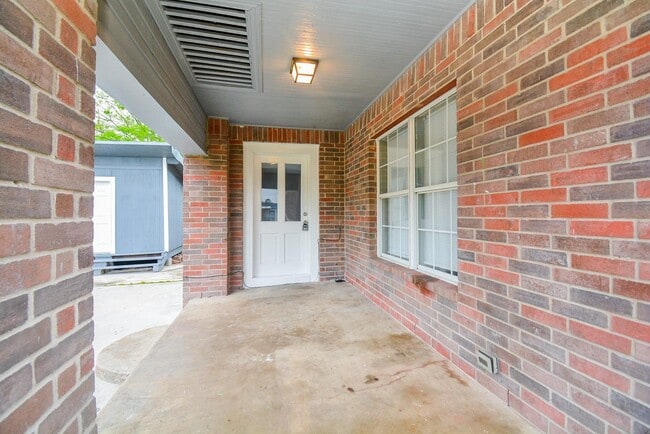 Building Photo - 14631 Renault St
