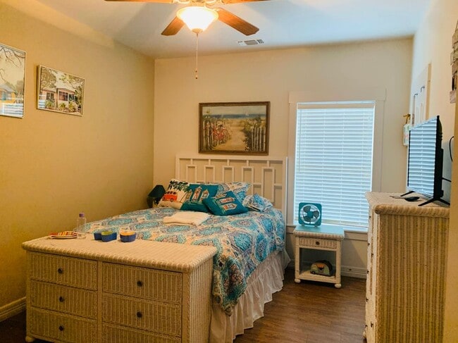 Photo - 204 Sailhouse Way