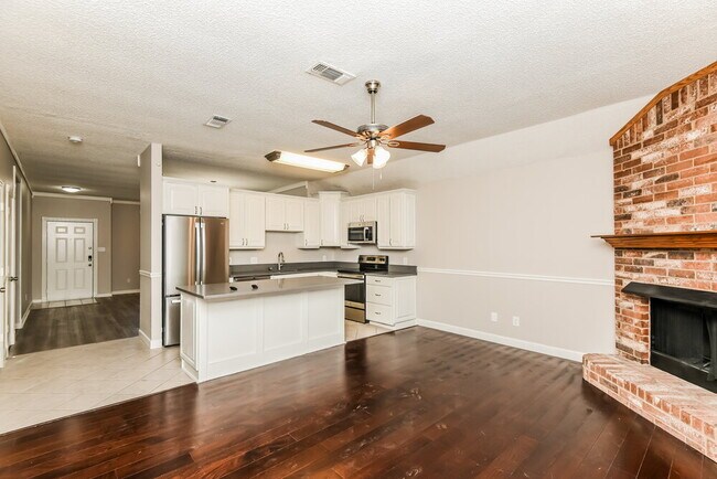 Photo - 216 Rosewood Ln