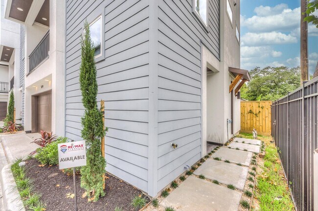 Building Photo - 3722 Robertson St Rental